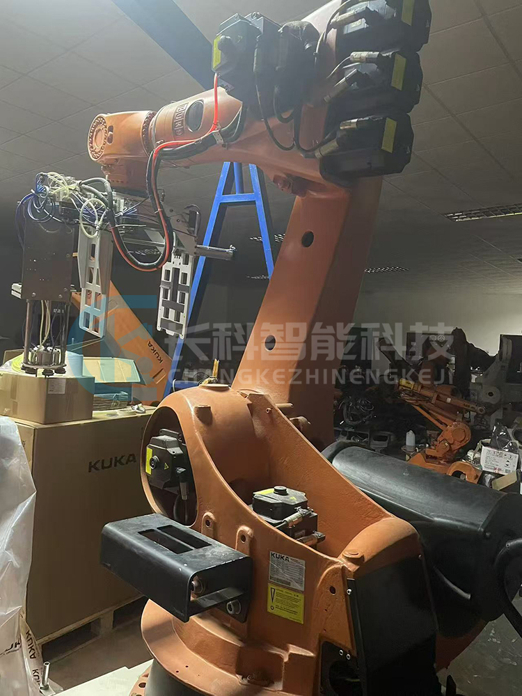 庫(kù)卡C2機(jī)器人KR210 R2700拆裝平衡桿 庫(kù)卡C2機(jī)器人KR210 R2700拆裝平衡桿